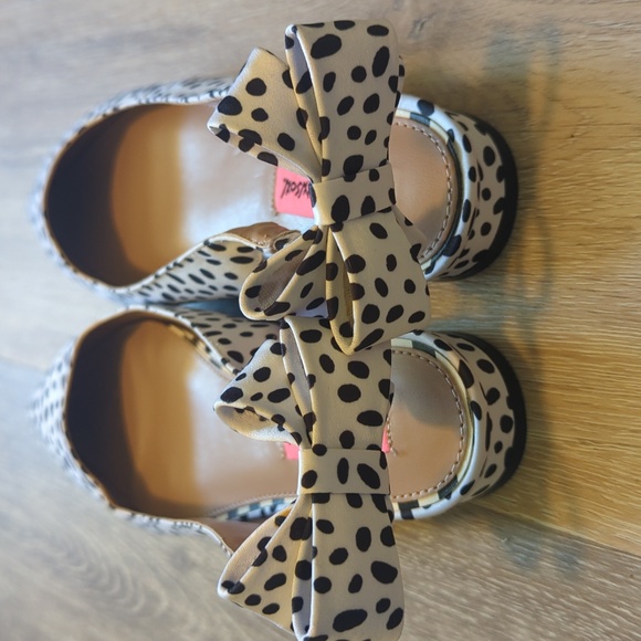 NWOT Betsey Johnson pointed toe flats with bow - Picture 2 of 5